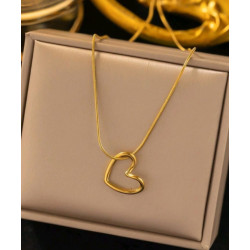 Collana dorata a forma di cuore